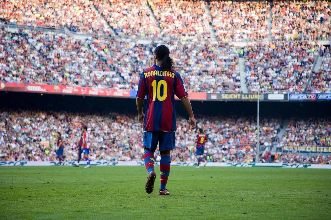 明晚诺坎普将有神秘开球嘉宾一名记者表示：“诺坎普球场的重新开放需要欢乐和魅力，所