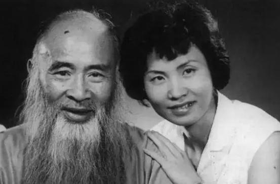 1943年，44岁张大千，看上女儿14岁的闺蜜徐雯波。

这个消息在当时的重庆文