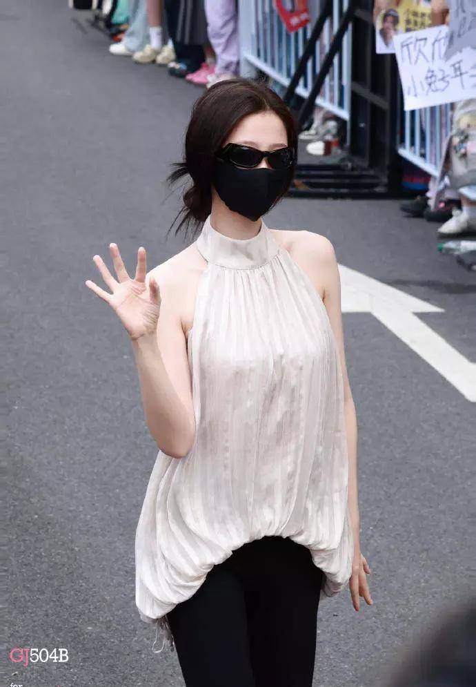 虞书欣穿挂脖露背上衣秀身材 五分裤配长靴被赞是“穿搭天才” ​​​