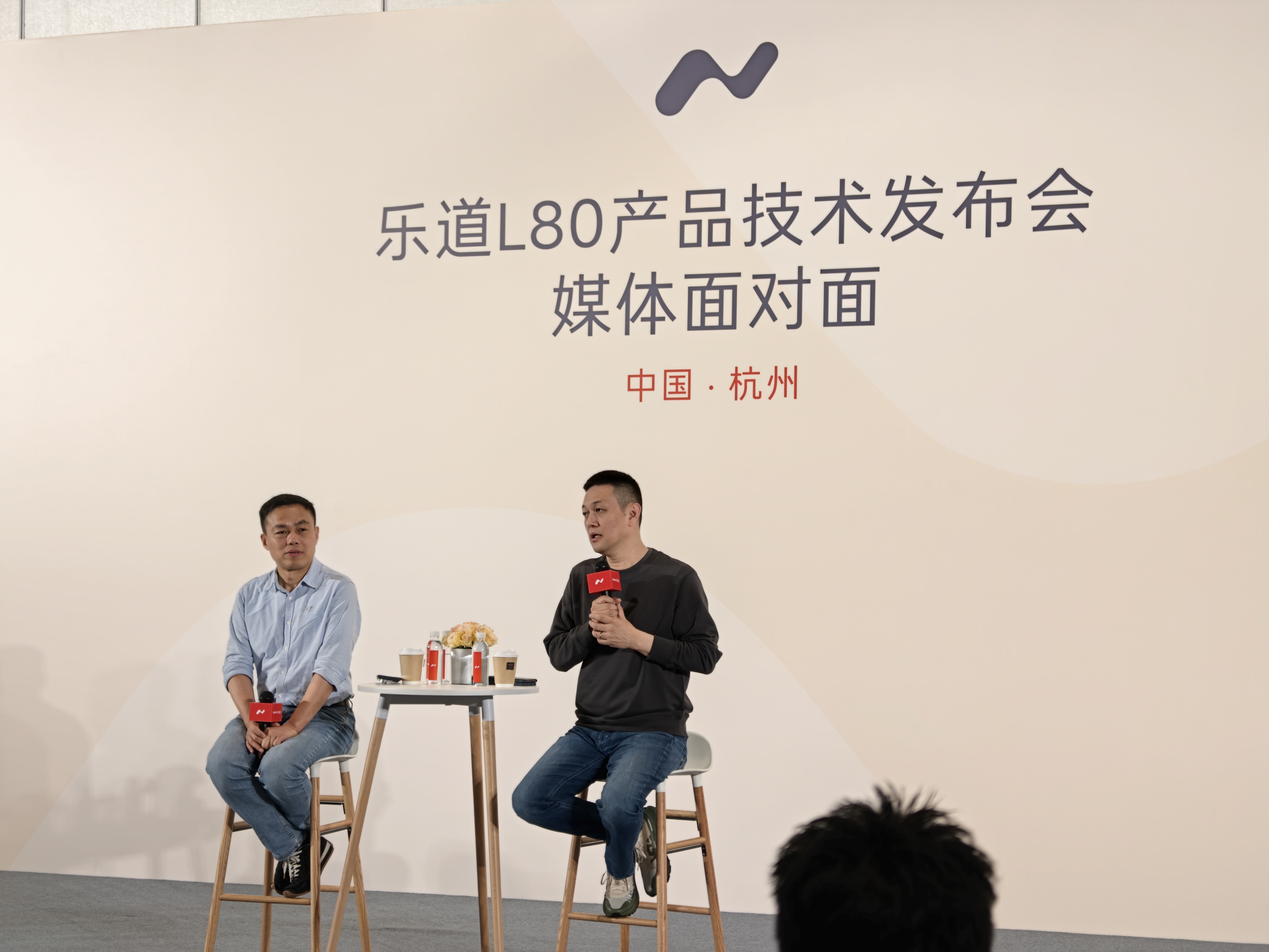 沈斐说乐道L80 昨天的预定量，比L90 同期要稍好一些。斌哥说比预期好。主要归