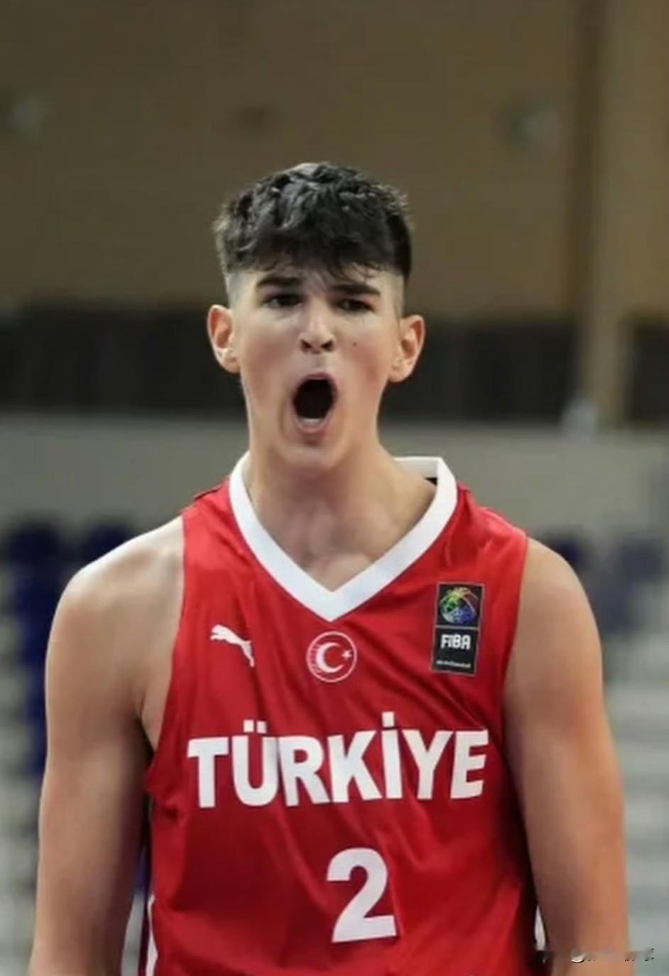 体育世家，不但在中国是这样，国外也是如此，土耳其女排接应🇹🇷 卡鲁塔苏的弟弟