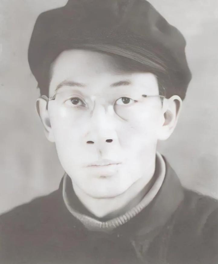 1950年，大汉奸张景惠走进战犯管理所，却看见同为汉奸的儿子穿着军装站在门口。他