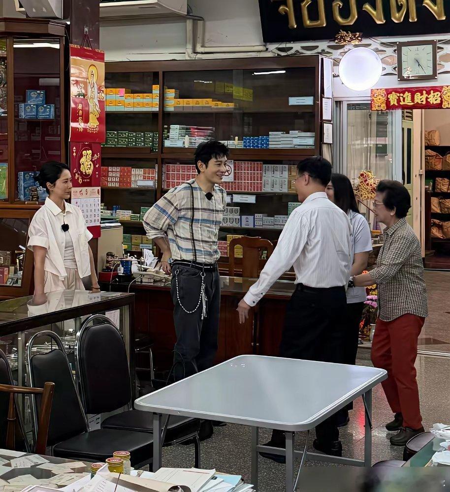 46岁黄晓明，泰国中医馆被偶遇。状态年轻时尚，去的却是中医馆。网友镜头里，他松弛