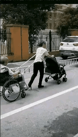 刷到独生子女中年扛下双份养老的视频，真的看得心里发紧！
       上有两老要