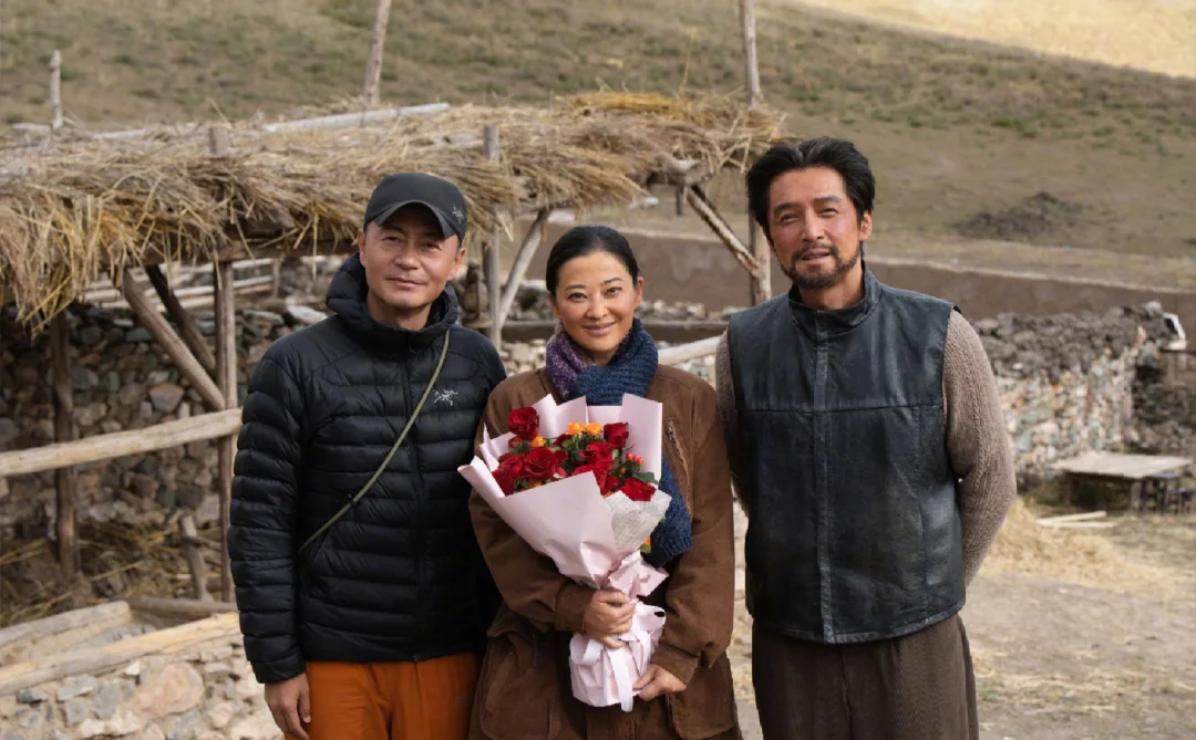 梅婷又一部戏杀青，与胡歌、杨紫同框