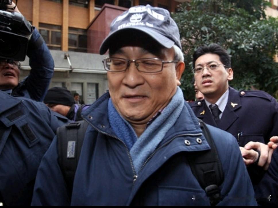 蔡龙先生系马英九亲家及马唯中公公。早年毕业于淡江大学财金系，后获加州理工大学企管