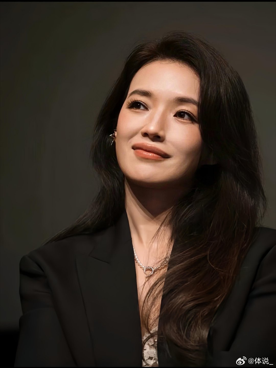 YU7代言人还是舒淇一直很喜欢舒淇身上松弛又从容的气质，自在随性，自带高级氛围感