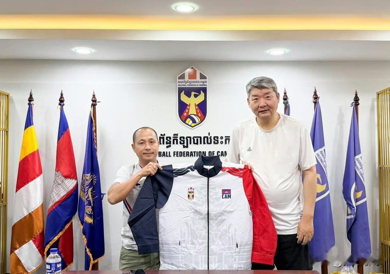 🇨🇳中国教练李焕宁被任命为🇰🇭柬埔寨男排国家队新任主教练，接替同为🇨?