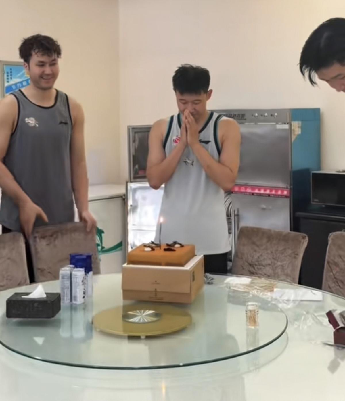 昨天是新疆男篮殷召航的生日，在家的球员，教练和训练师，都为他庆生！
据新疆男篮翻
