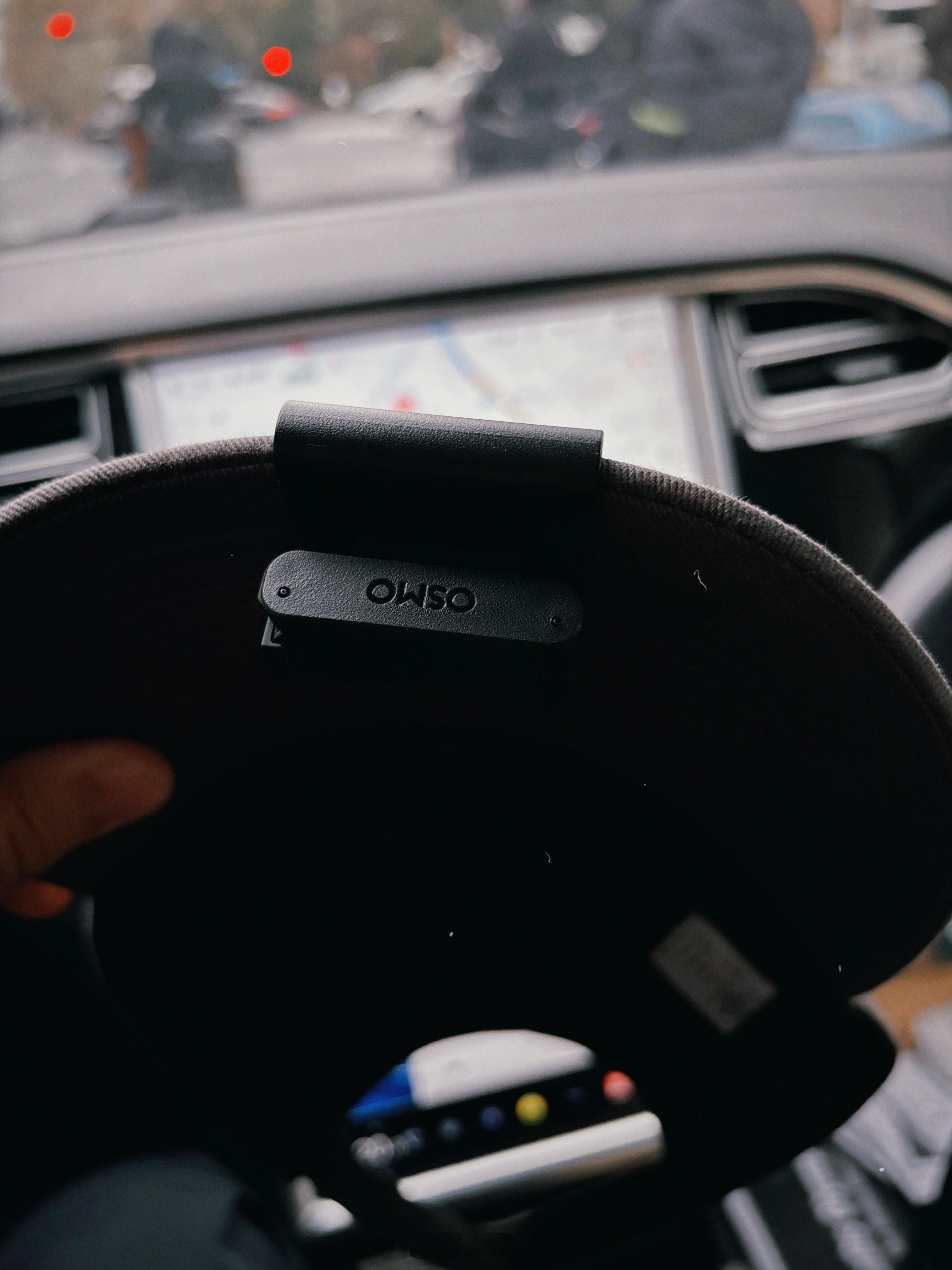 据说出去办事头上戴顶帽子非常好使。刚才去医院开单子，医生开始踢起皮球，当我戴起帽