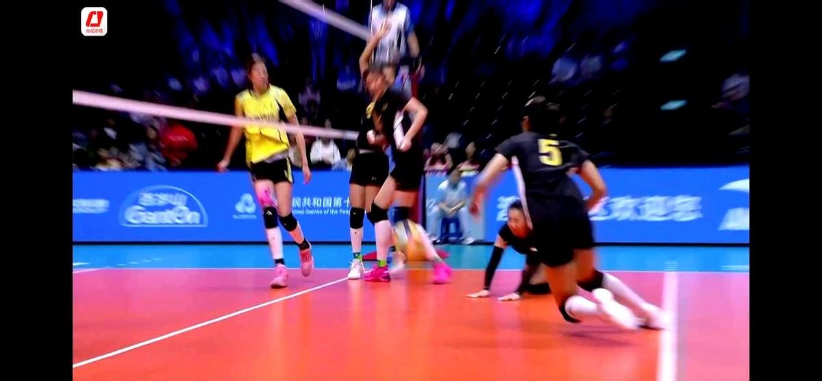 李盈莹扣球拿到最后一分后，看到妹妹明显舒了一口气。天津女排这场排位赛总算打完，谁