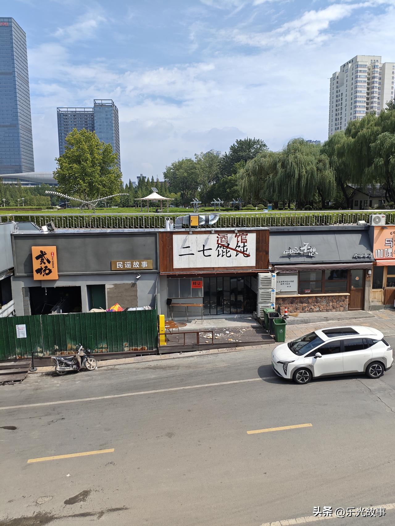 一块招牌，藏着一座城的时光故事
 
巷口那块招牌，早被风雨浸出了浅褐色纹路。曾几