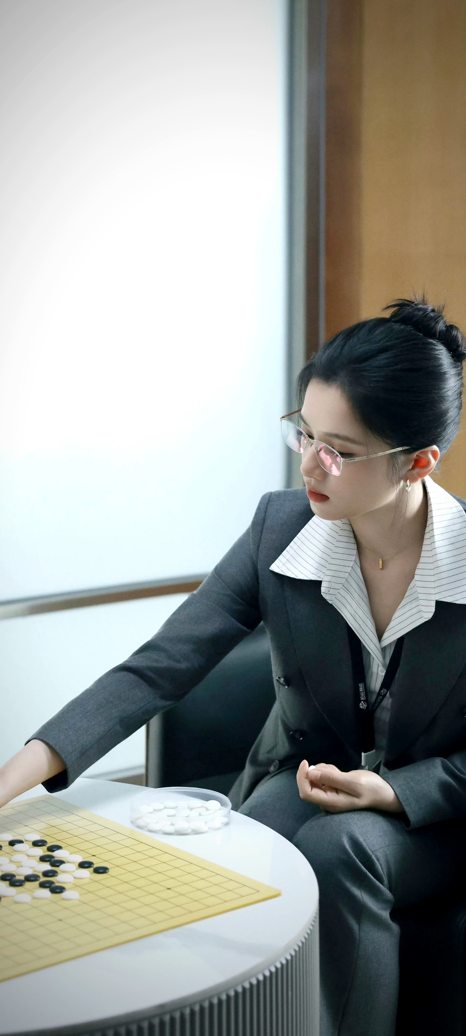 张婧仪职业装，还戴了眼镜！张婧仪