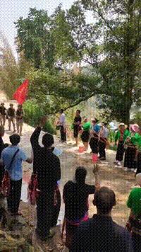 当我军官兵遇到正在庆祝泼水节的人民群众，只能选择快走[大笑]，否则要被泼成落汤鸡