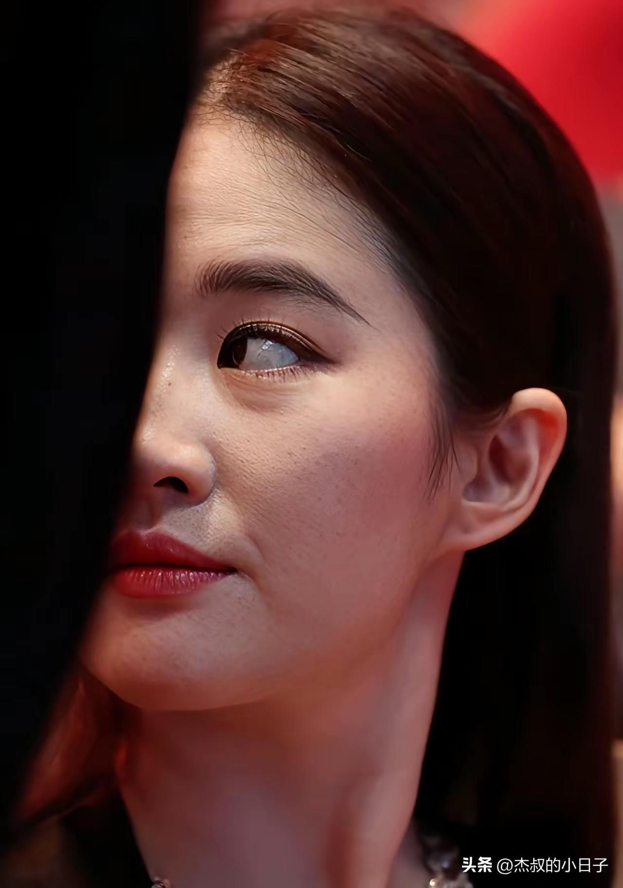 女神向我吐舌头？
“是吗”？