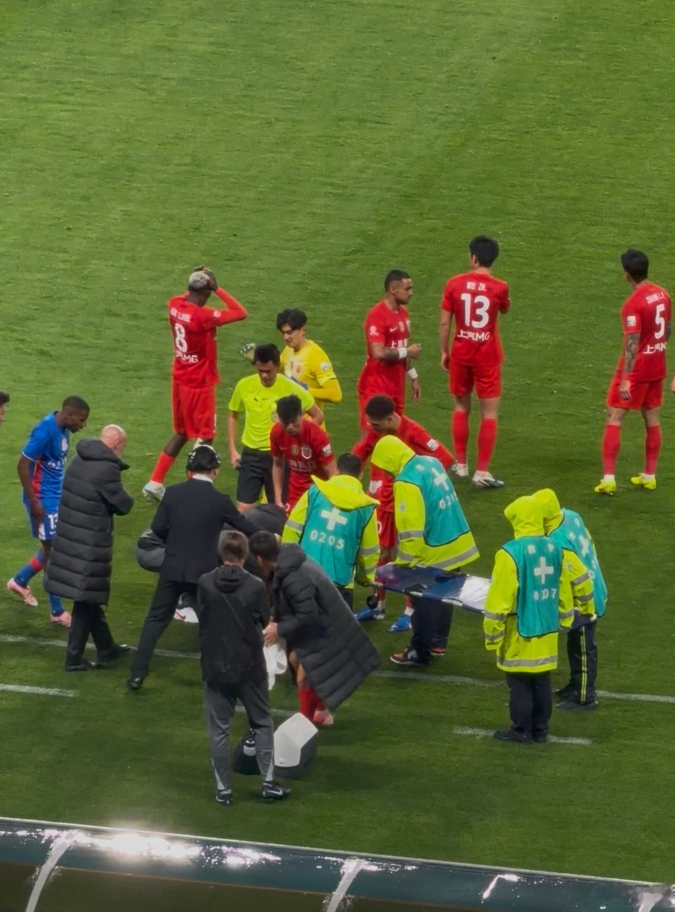 加布里埃尔伤情公布，确诊为右膝髌骨肌腱断裂。虽然昨天受伤之初一度传闻是 ACL，