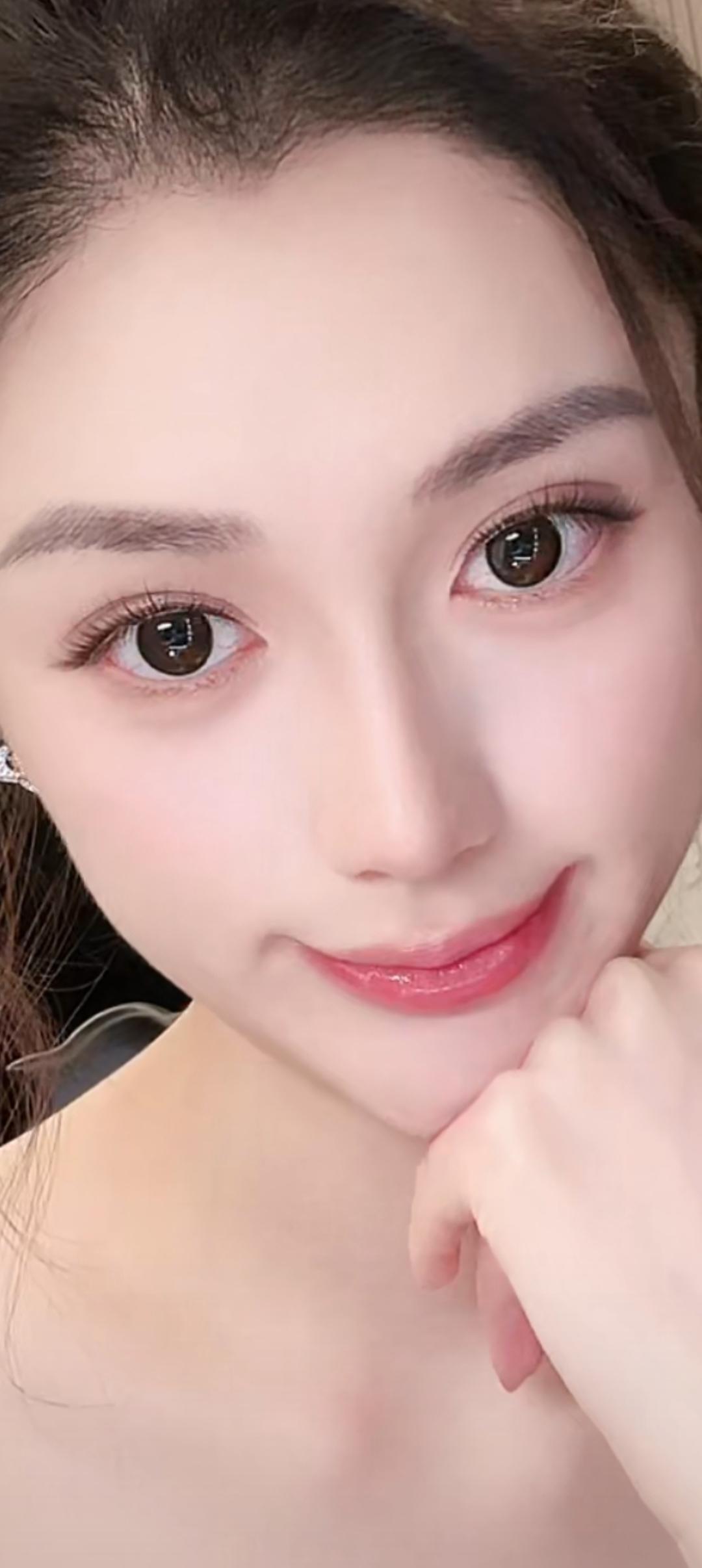 这姑娘的笑容好甜呀！