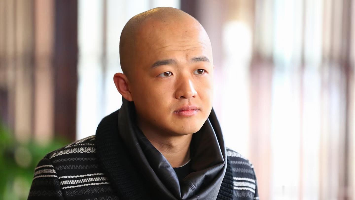 包贝尔穿着疑似出轨当天同款衣服和包文婧约会狗仔刚曝完“红发女子酒店独处7小时”，