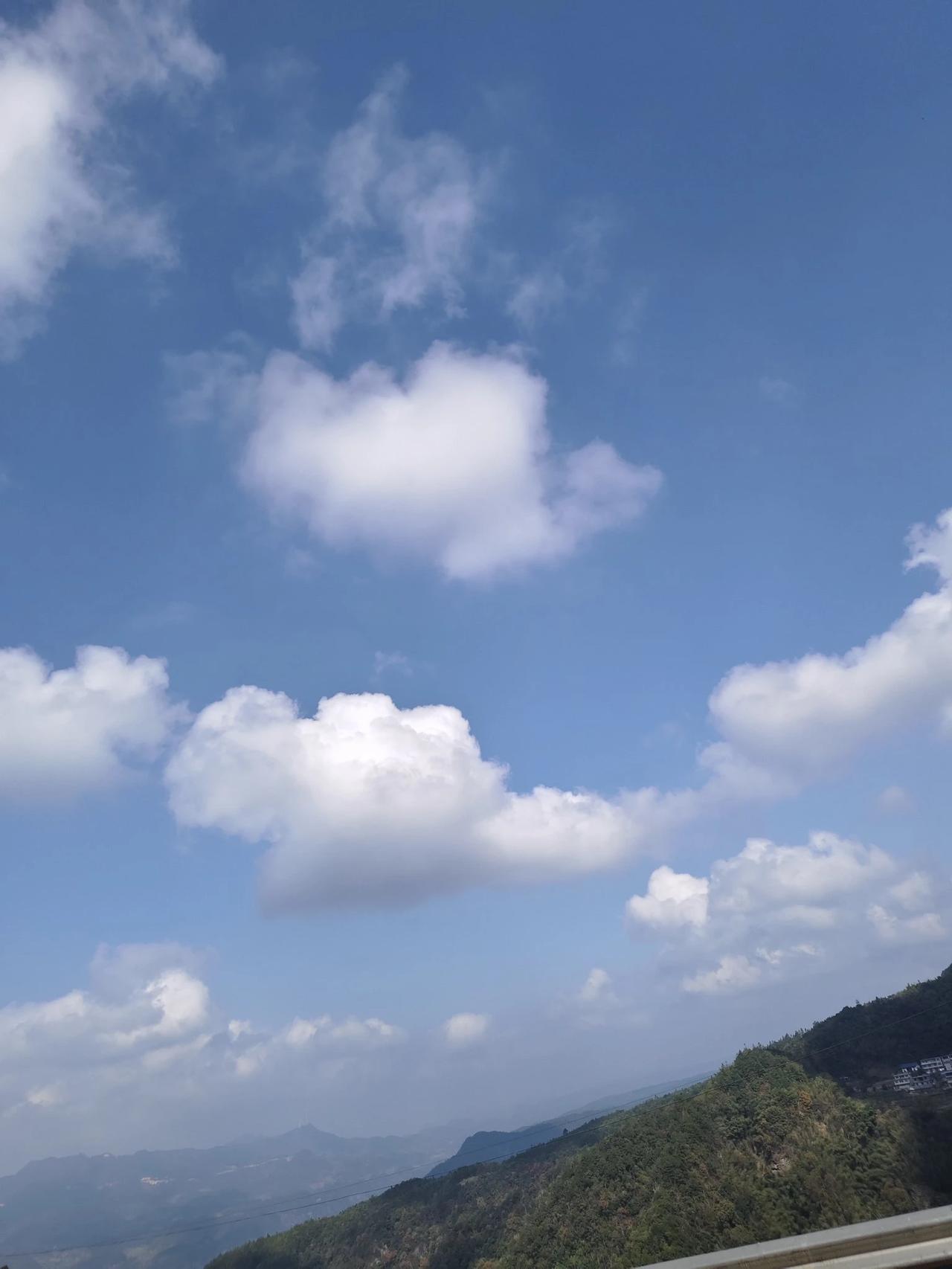 海拔千米之山顶，晴天阴天对比图。手机实拍于行车中。