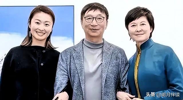 2014年，59岁的敬一丹从央视办完退休手续回到家。丈夫王梓木看她对着电视掉泪，