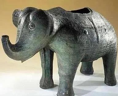 法国通过文物归还法案，最尴尬的就是英国了。毕竟当时是一块抢的，如今法国做出这一决