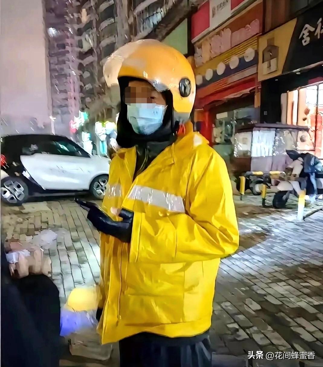 人间温柔！
陌生快递小哥救人
垫医药费，平凡善举暖透全城…
 
（网络改编暖心故