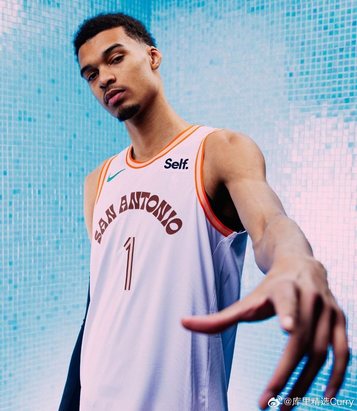 文班亚马因肋骨挫伤，周四对阵波特兰队的比赛中被列为“小概率出战”。不过，马刺队有