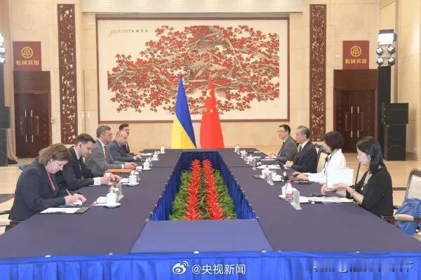 中国外长王毅今天在广州会见库列巴！乌外交部随后发布了会谈纪要，可以明显感到：乌克