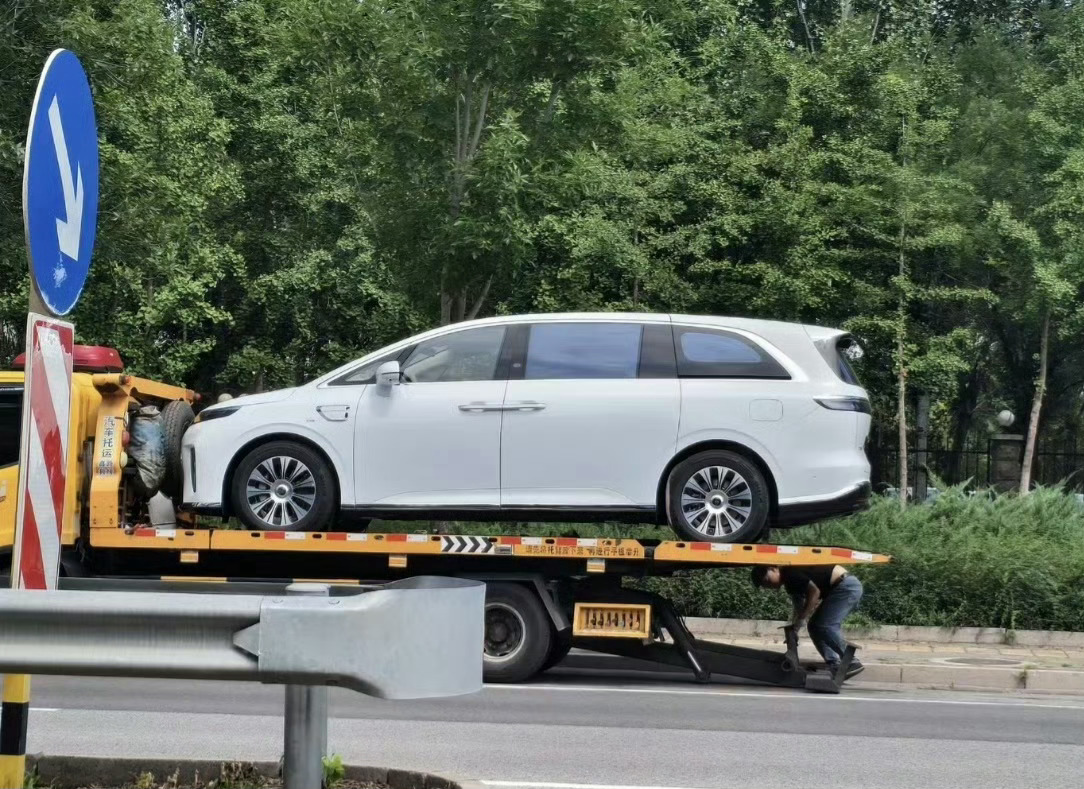 享界V8侧视图，好看吗？这车估计主打大空间，主打赛那