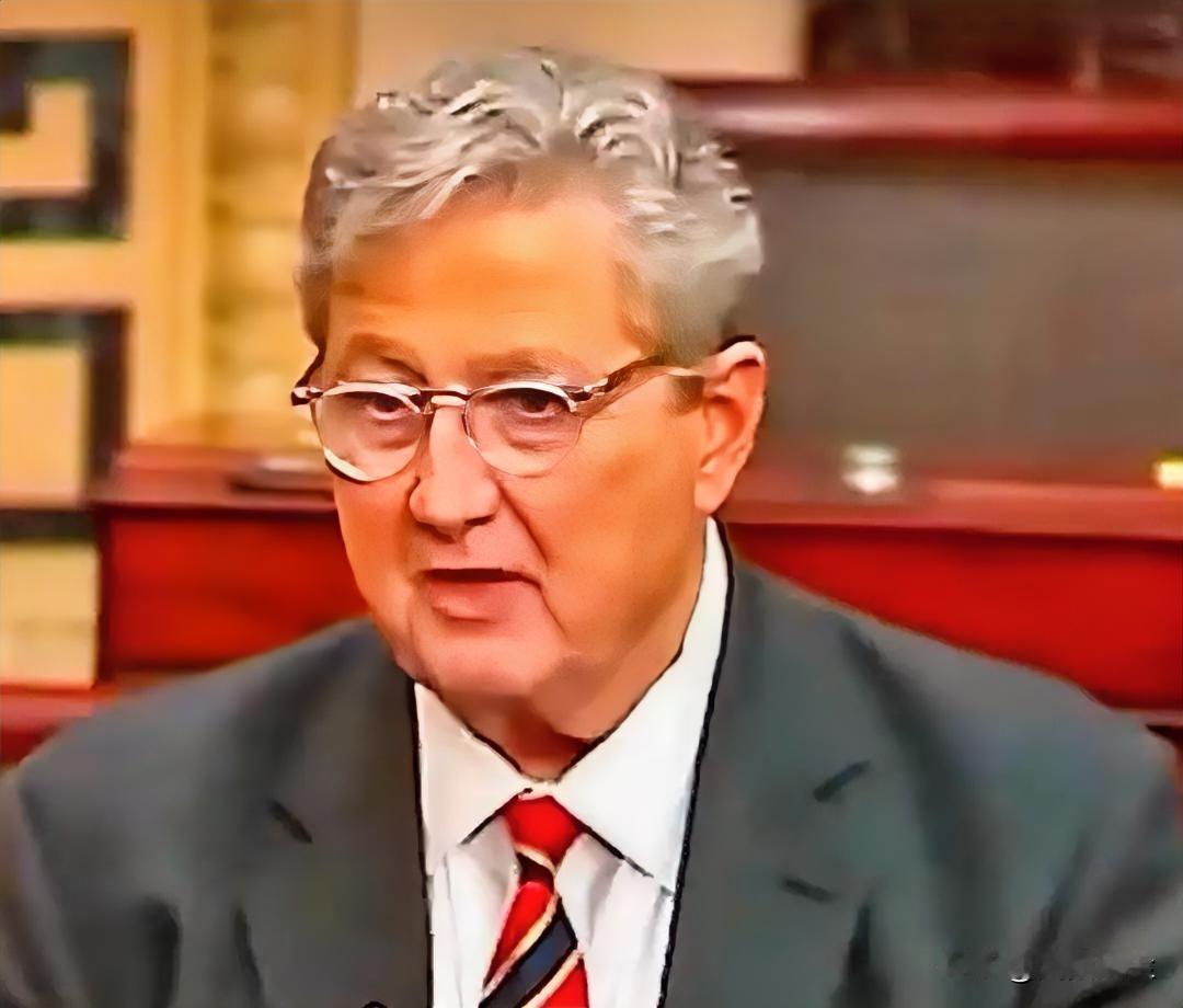 美国参议员肯尼迪:“英国，我在那里上过一段时间学，那里的人很棒，他们值得拥有比现