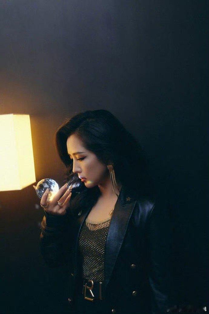 何洁红毯客串主持介绍王铮亮 何洁的这次跨界尝试，简直就是一场惊艳四座的成功盛宴！