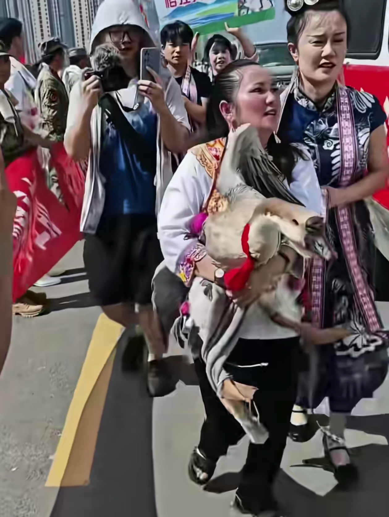 广西民众给解放军送大鹅热点现场洪水退去后这一幕让人泪目