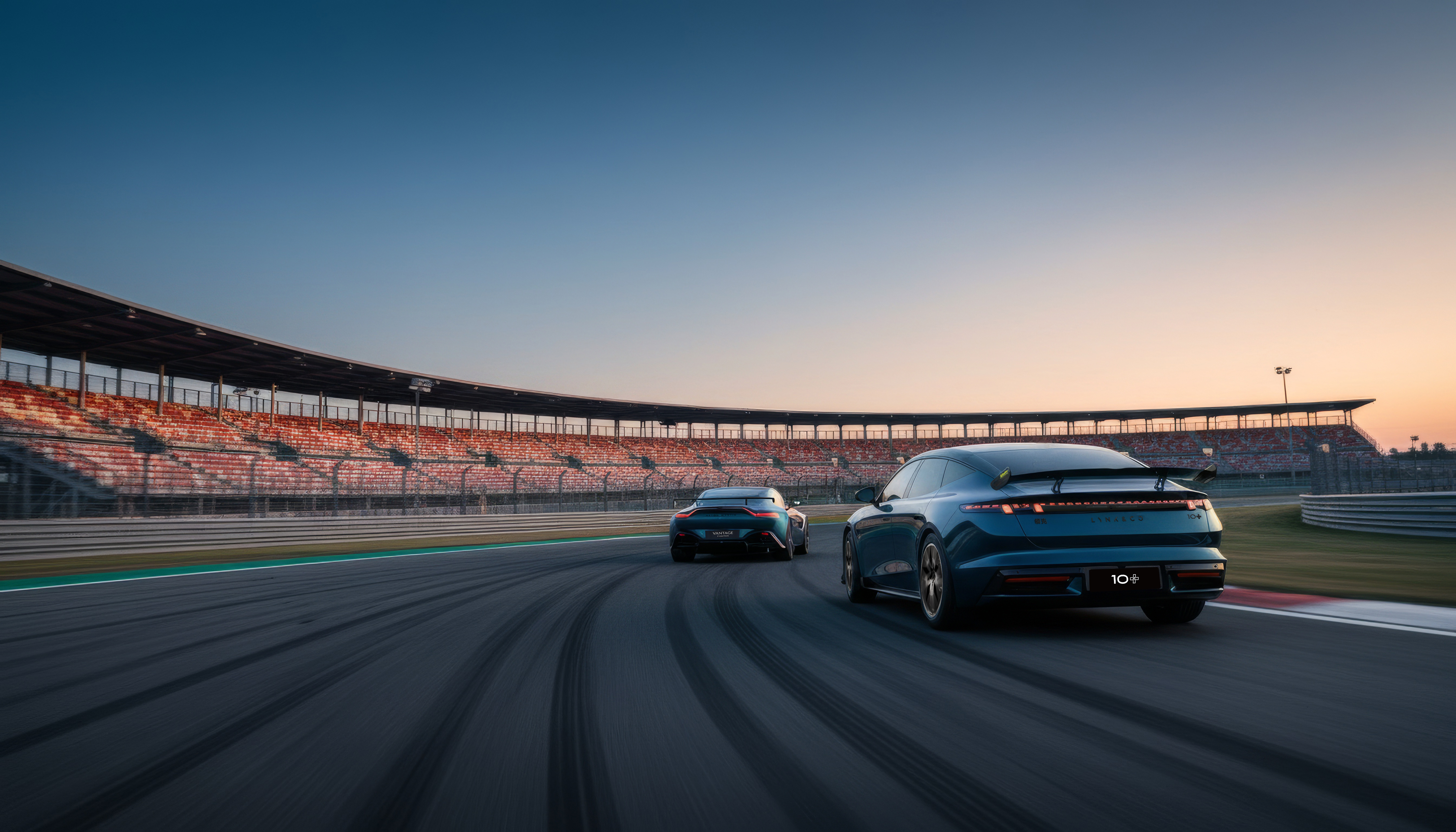 领克10+，搭配可调碳纤维大尾翼、黄色高性能四活塞定钳、21英寸凌风锻造轮毂，全