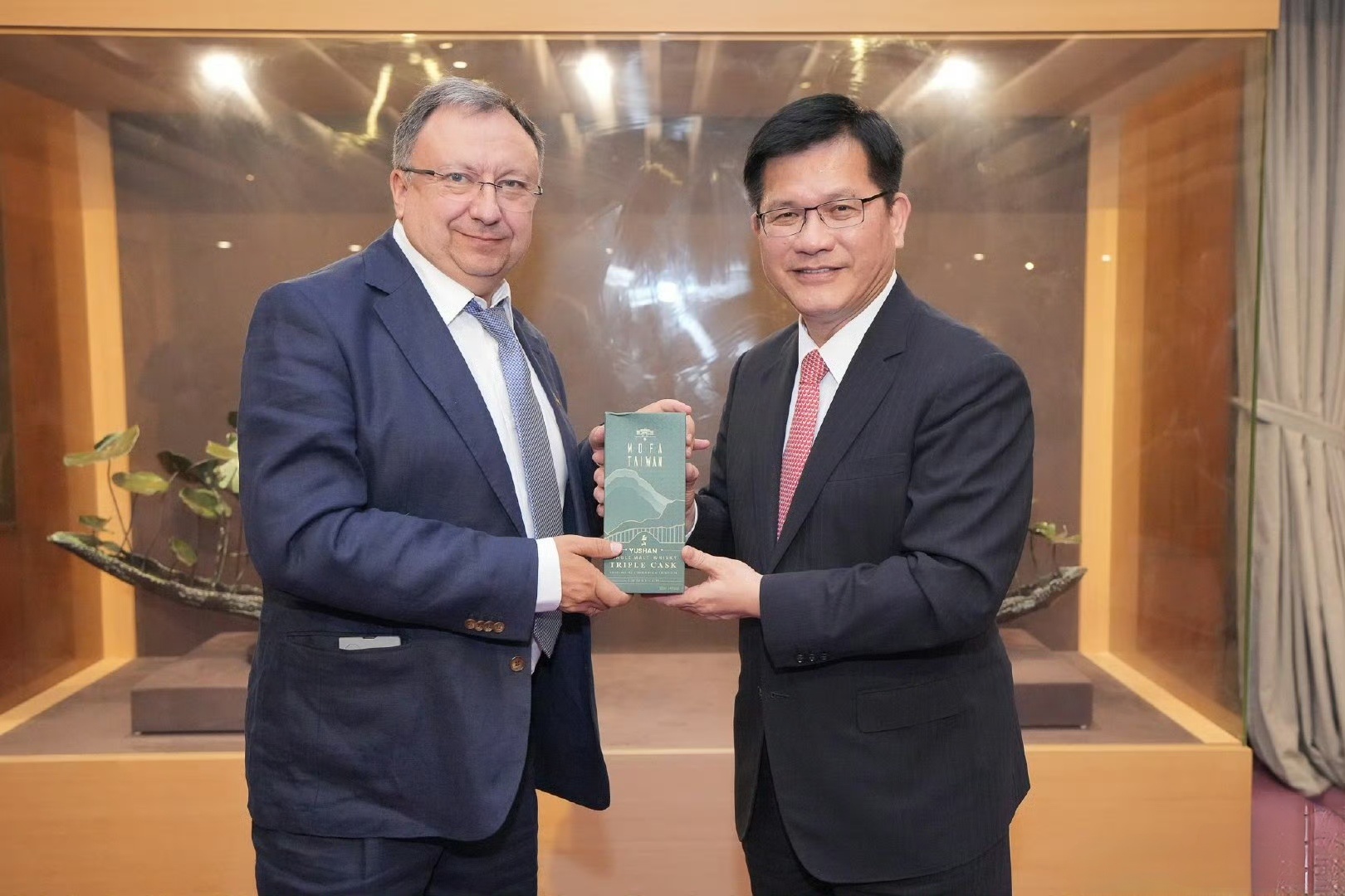 8月4日乌克兰国会议员克尼茨基窜访台湾 ​​。烽火问鼎计划 ​​​