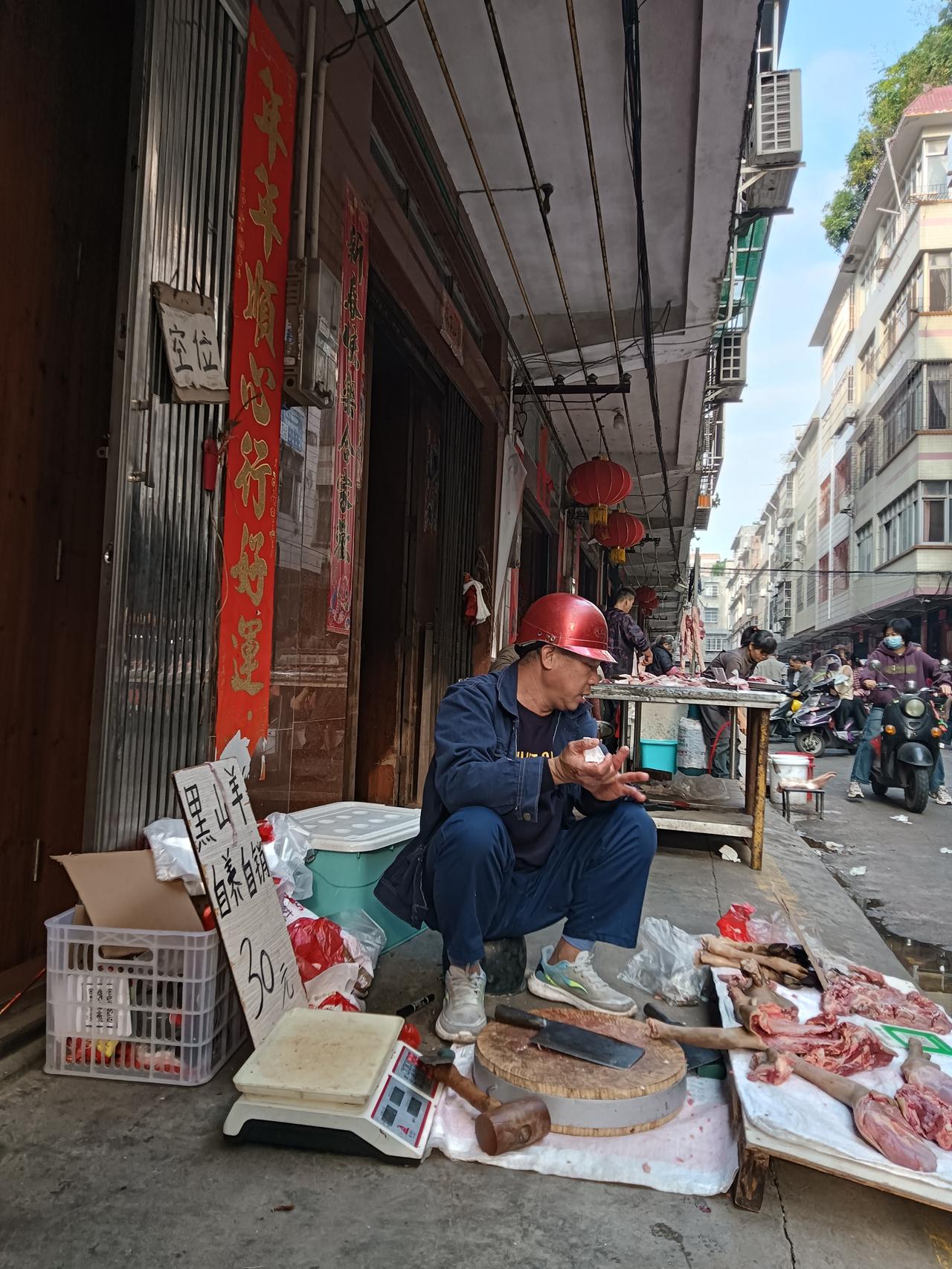 中午经过贵港市港北区牛岭市场，菜市菜品众多价格也亲民。见一羊肉摊位出售新鲜羊肉，