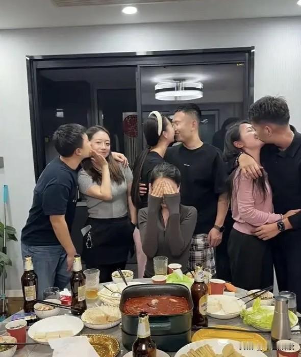 哈哈，看看这场面，单身狗真的太可怜了！