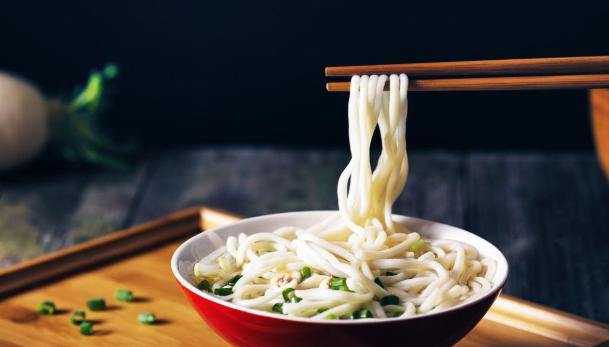 4月6日，贵州一位大妈在面馆里吃面，面吃到一半时，大妈瞅了瞅四周，确认没人时，快