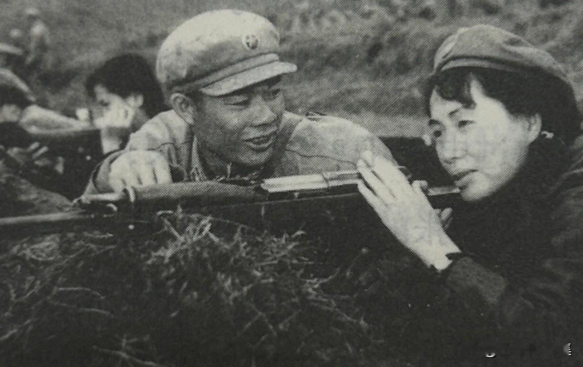 1965年夏天，为了塑造好现代粤剧《山乡风云》中游击队女连长刘琴这一角色，红线女