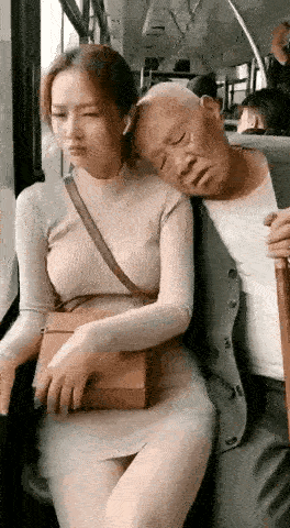 公交车上这事儿真让人大跌眼镜！早高峰挤得够呛，一老头上车找着座坐下，没两分钟就开