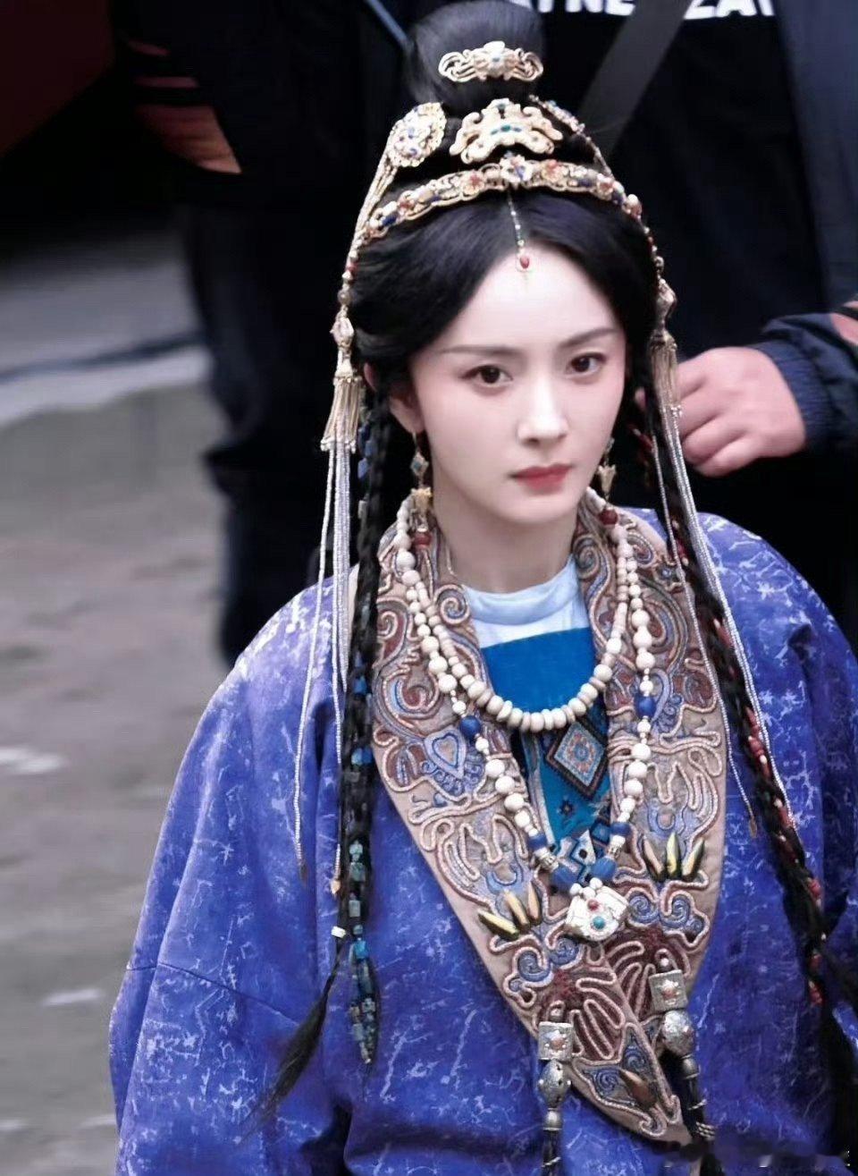 杨幂冯太后老年妆杨幂老年冯太后路透终于有古装剧不搞全员磨皮，杨幂这版老年冯太后质