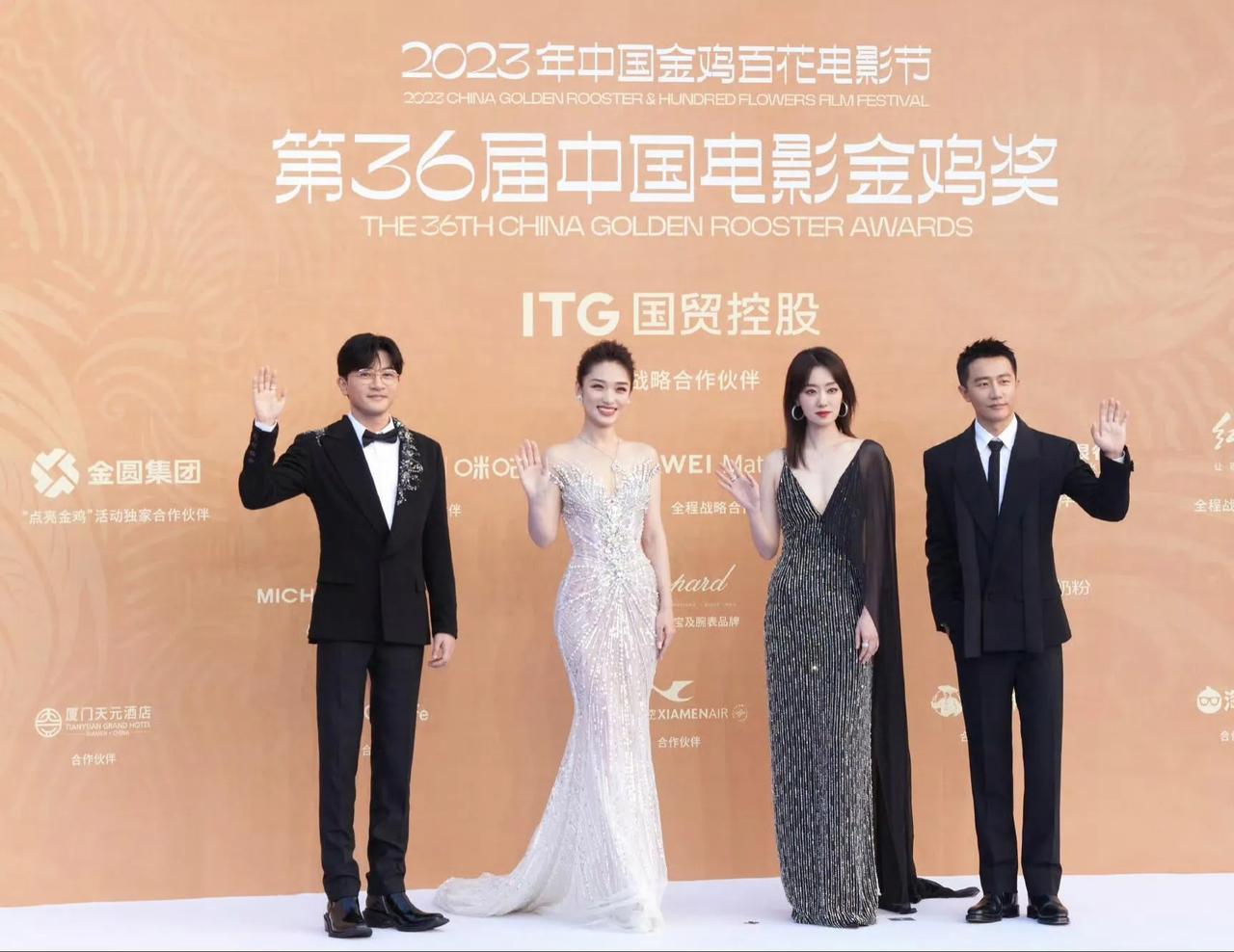 大家有没有觉得她特别像董卿呢？

无论是外形长相，还是在主持风格上，都能在她身上