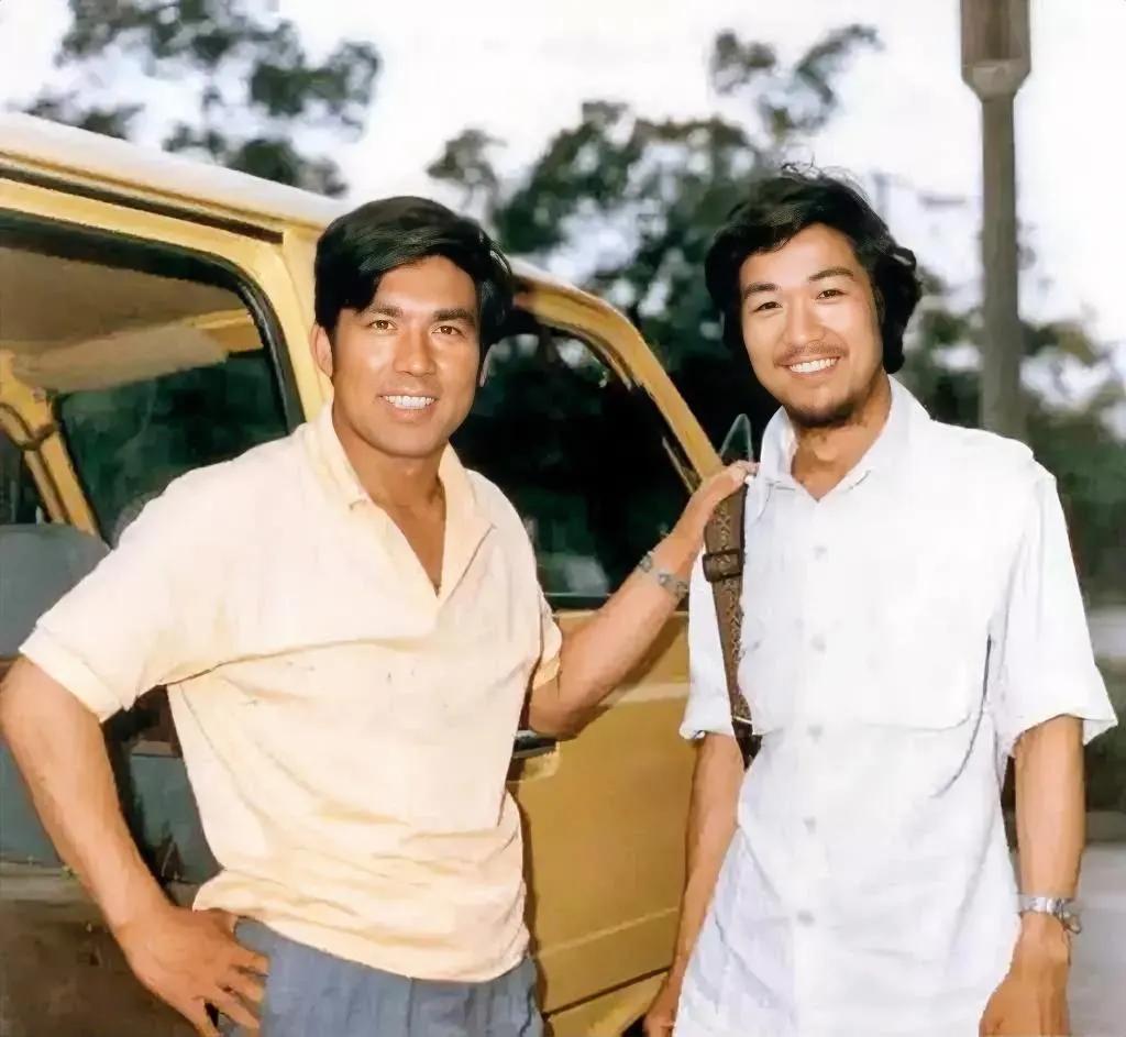 一个帅哥一个大胡子？