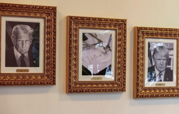 【特朗普划掉拜登的名字——并宣布所有用自动签名笔签署的文件无效。】 特朗普表示，