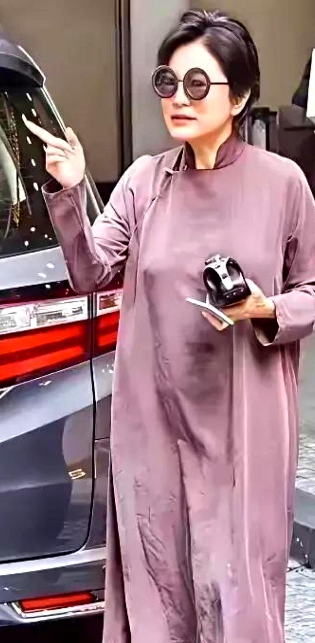 林青霞胖了。
不是垮了，是活透了。
她不躲镜头，不修图，皱纹挂在脸上像旧书页里的