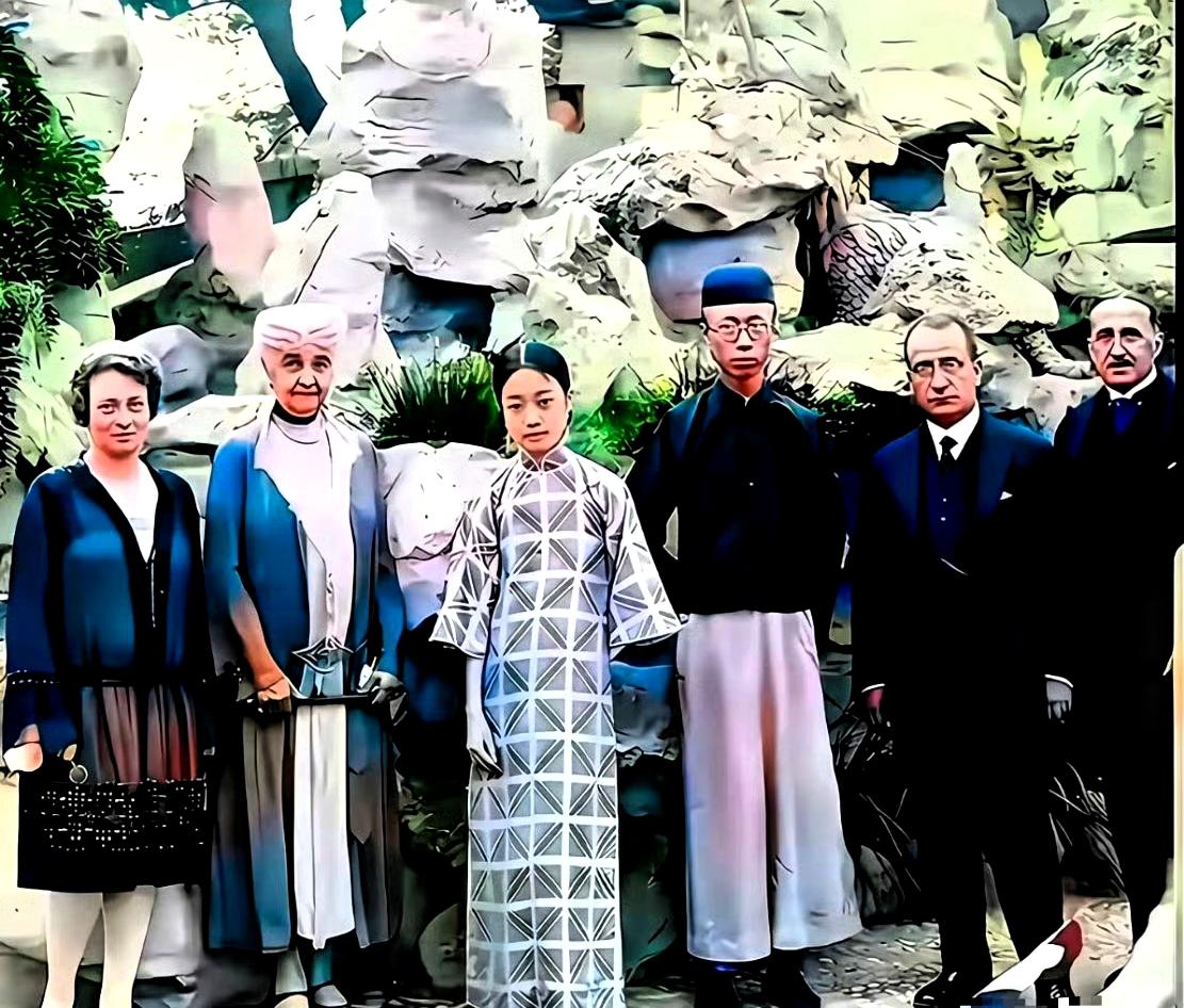 1922年溥仪与婉容大婚过后不久，二人陪同外国友人在颐和园留下合影。这也是青年时