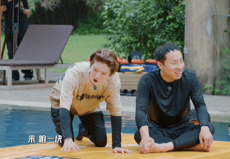 鹿晗说邓超陈赫人生已经过半 五哈浮板挑战时，邓超陈赫面对水上项目迟迟不敢上前，来