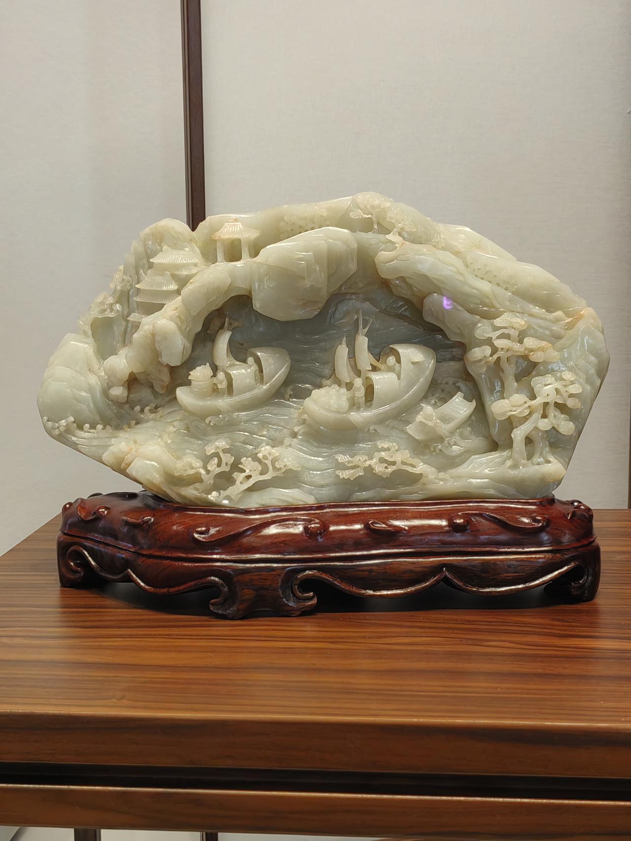 目前我国的公立医院基本上仍处于自负盈亏的状态，兼具公益属性却又缺乏企业的自主经营