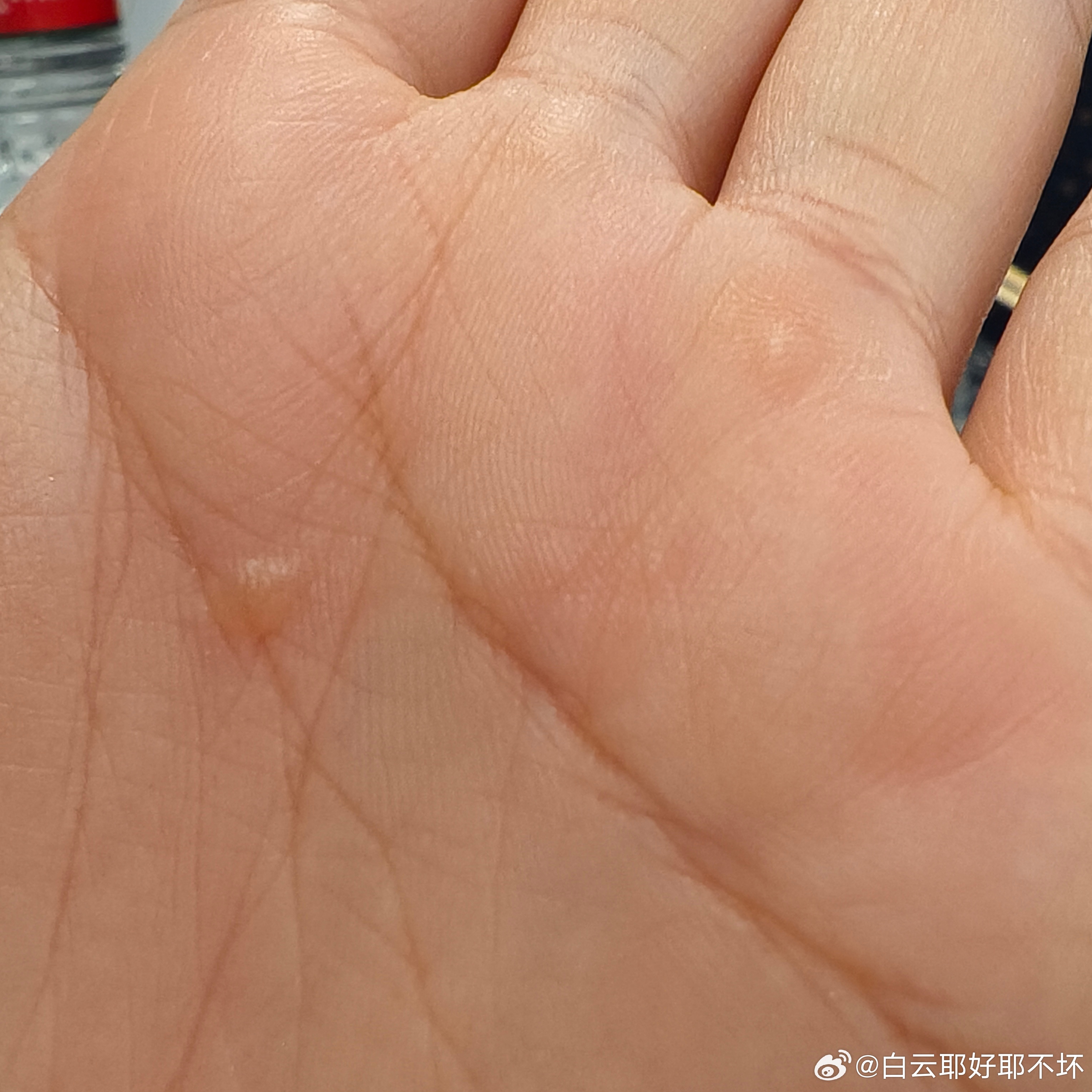 想喝这玩意没喝成，拧瓶盖还把自己手拧出三个大水泡，我一直在哭😭 