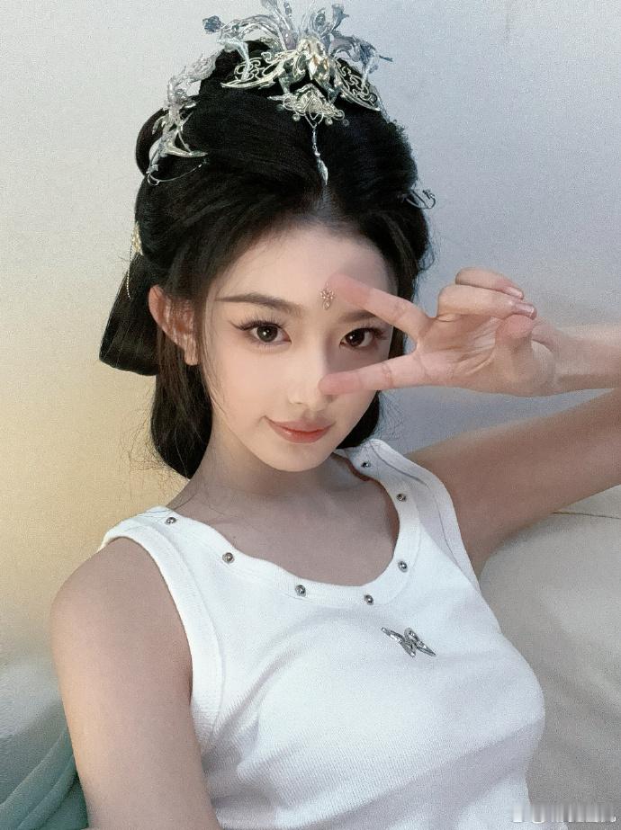 #孔雪儿白色U领背心##孔雪儿又A又甜# 身着白色U领背心的孔雪儿，展现出又A又