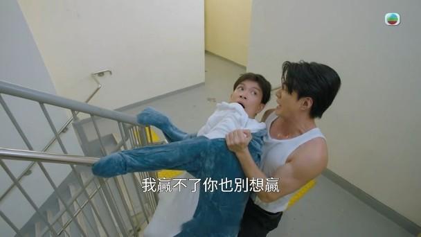【On.cc】《三代同糖》︱周志康大熱天時着超重鯊魚衫後樓梯追逐　睇見都熱藝人周